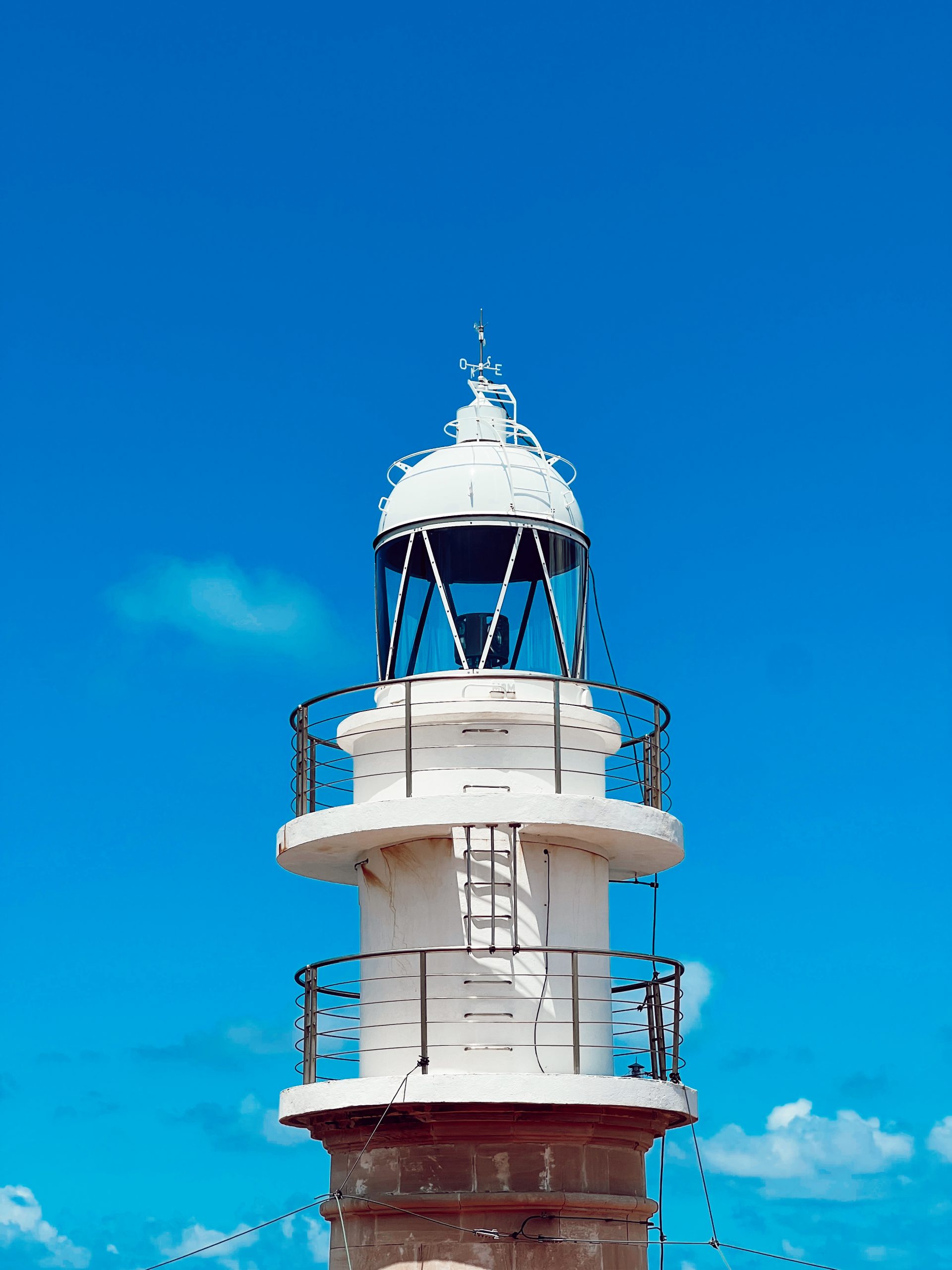 Faro de Sa Dragonera recortado contra el cielo azul
