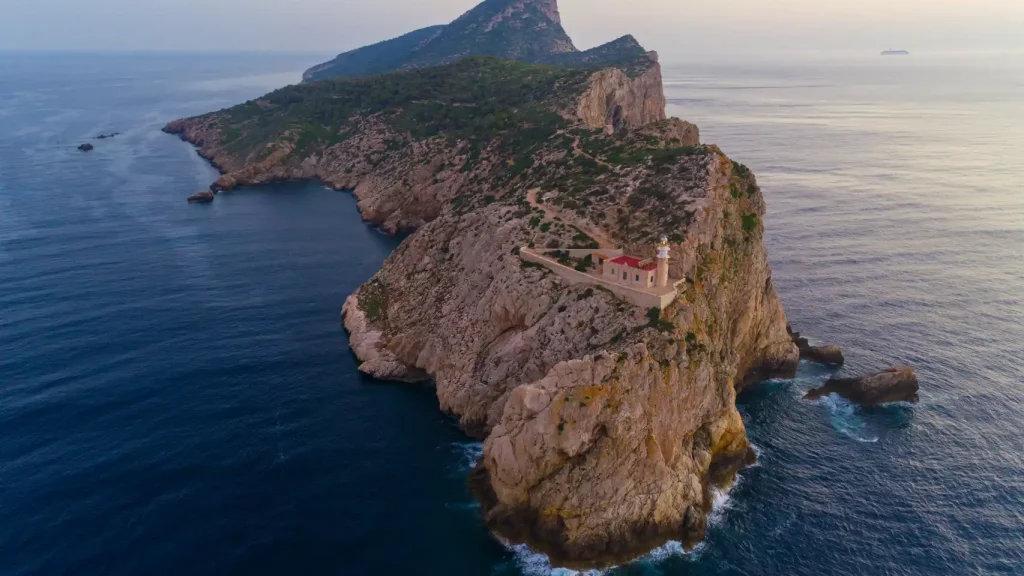 Imagen de la isla Dragonera donde se ve el faro. | Visita isla Dragonera con cruceros margarita